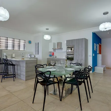 Stunning Seafront Lux Wt Pool, Upmarket Area