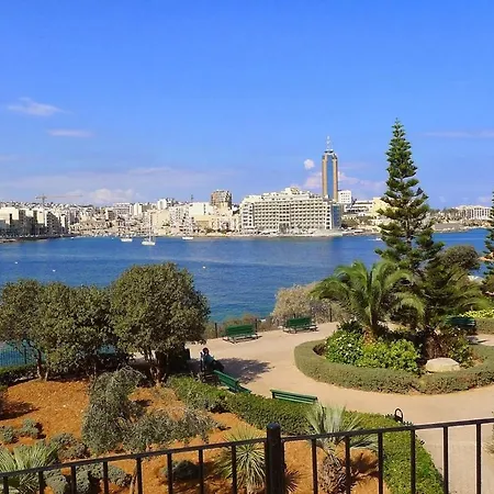 Stunning Seafront Lux Wt Pool, Upmarket Area Apartment