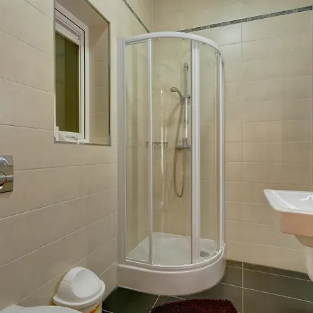 Apartment Stunning Seafront Lux Wt Pool, Upmarket Area
