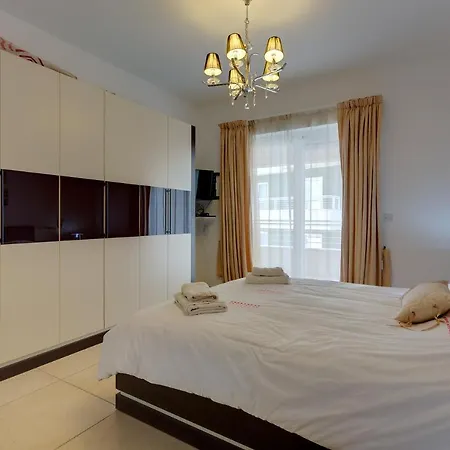 Stunning Seafront Lux Wt Pool, Upmarket Area Apartment